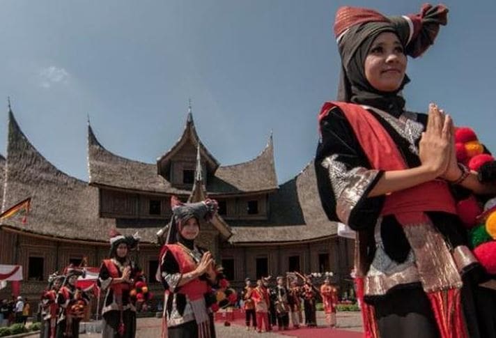Gambar Pakaian Bundo Kanduang Sumatera Barat