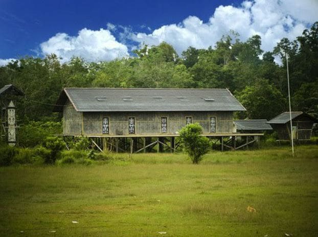 Rumah Radakng Di Lapangan Saboro' Menjalin, Kalimantan Barat