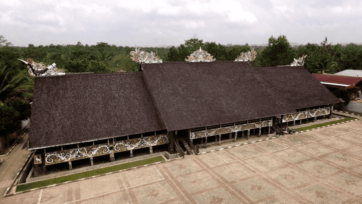 Ukiran Pada Atap Rumah Adat Kalimantan Timur