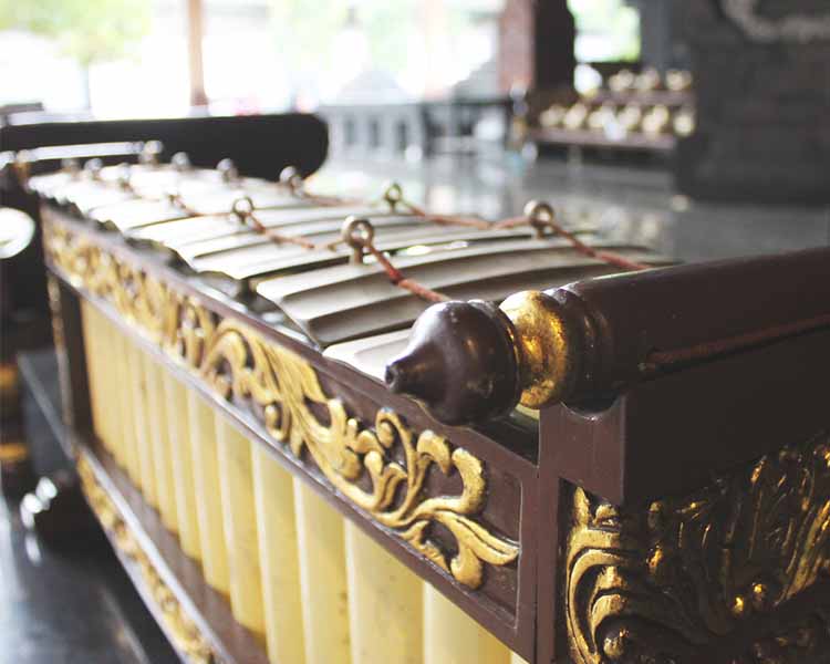 Nada gamelan alat menggunakan sistem tangga musik biasanya 7+ Alat