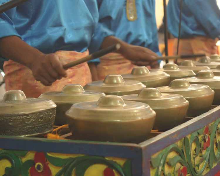 Talempong adalah sebuah alat musik pukul tradisional khas suku